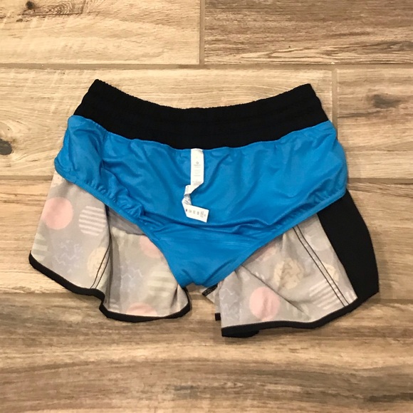 Lululemon Tracker Shorts -Seawheeze Circle Pills - Picture 4 of 8